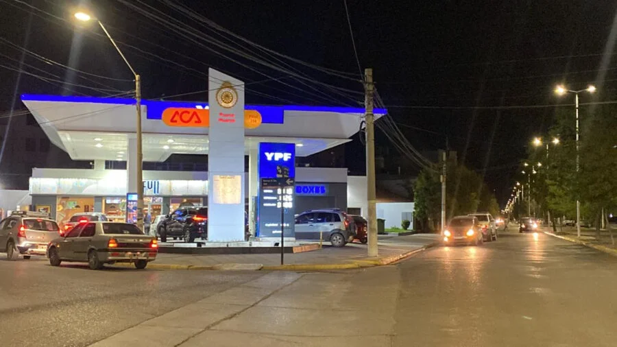 YPF bajará los precios de los combustibles durante la madrugada: qué implica el nuevo esquema