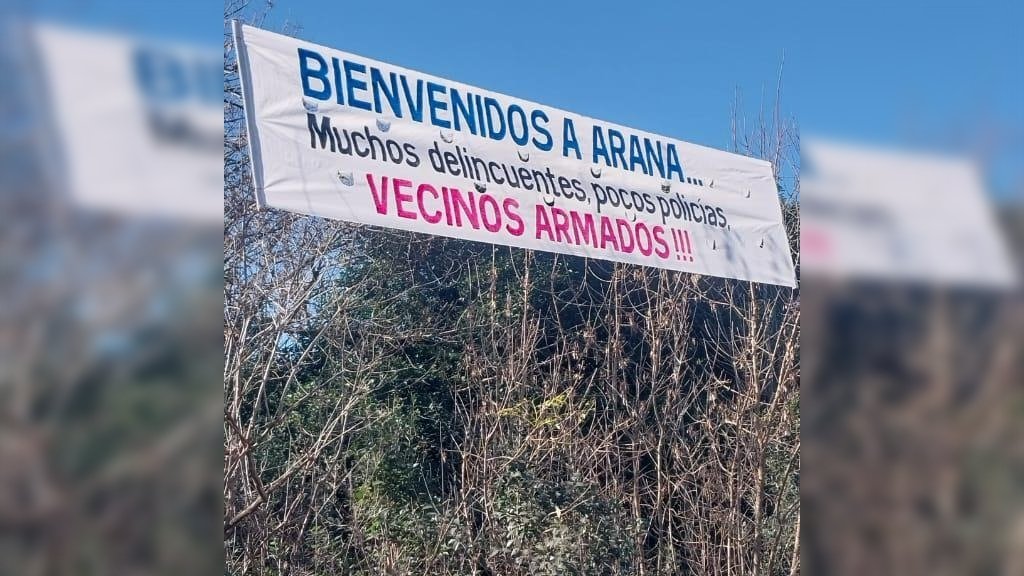 “Señor chorro, pase tranquilo”: vecinos de Arana colgaron carteles hartos de la inseguridad