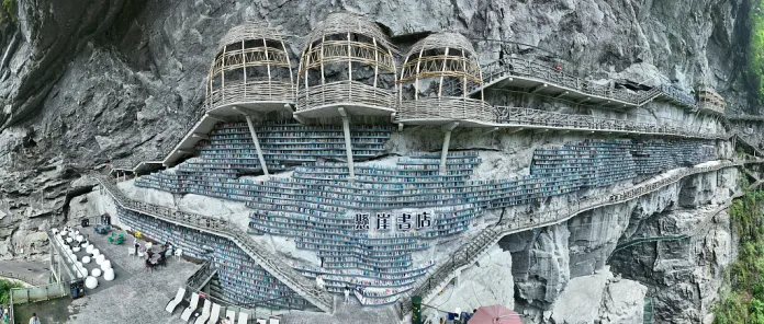La biblioteca más extrema está en un acantilado en China