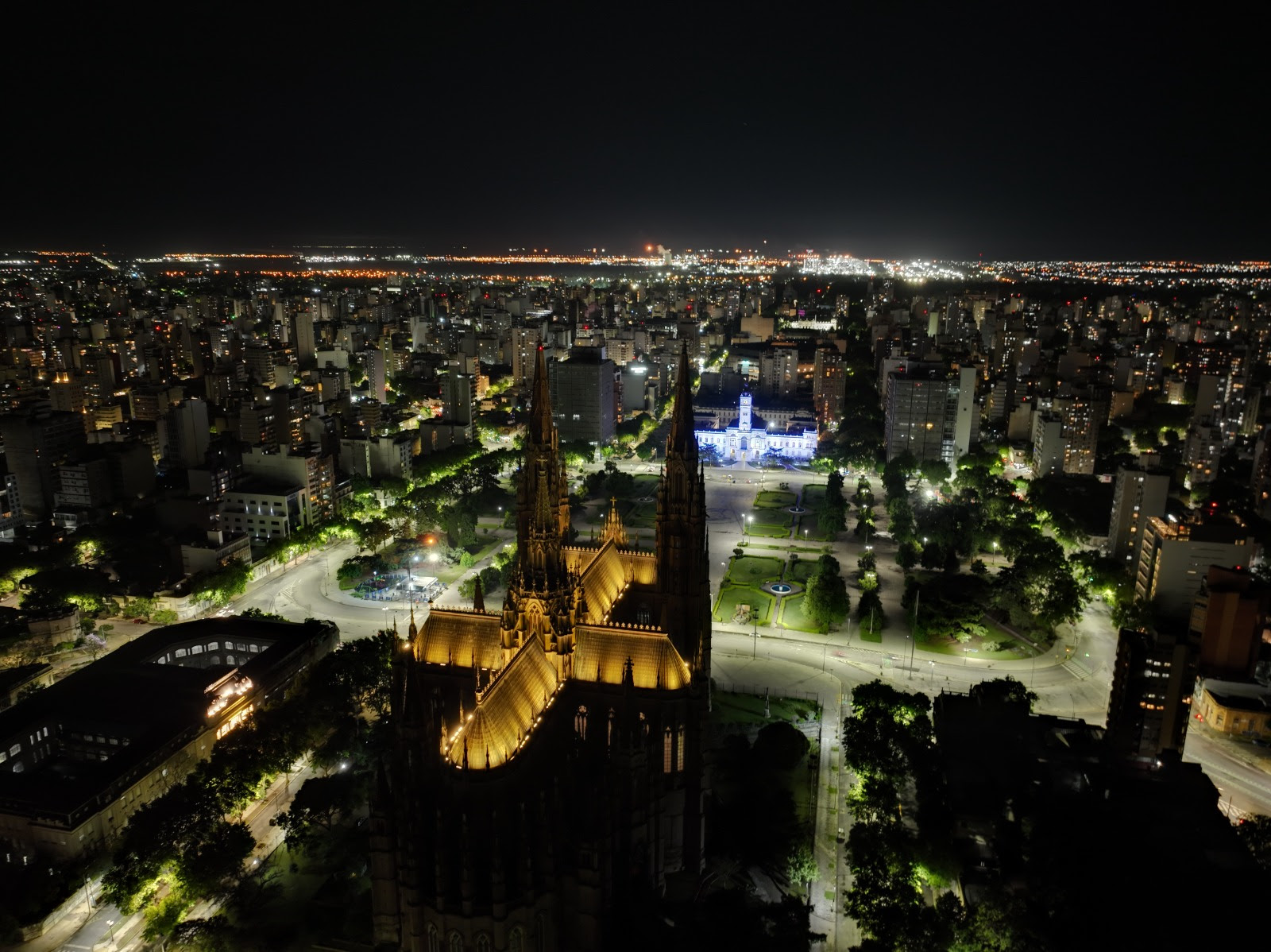 La Catedral de La Plata con nuevas luminarias