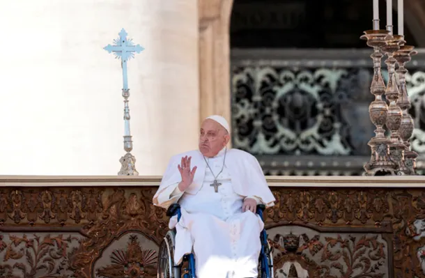 El Papa reapareció por sorpresa ante los fieles en la Plaza San Pedro