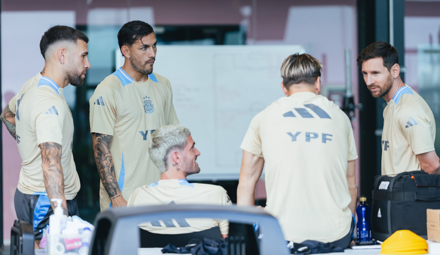 Scaloni entre cuidar a Messi y la preparación de cara al Mundial