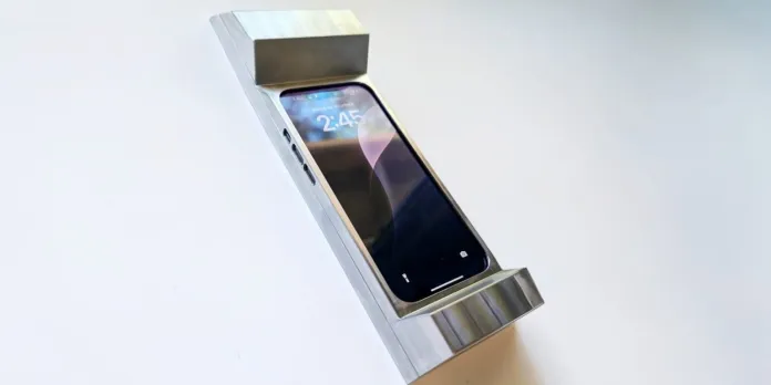 Una funda de casi tres kilos que promete curar la adicción al celular