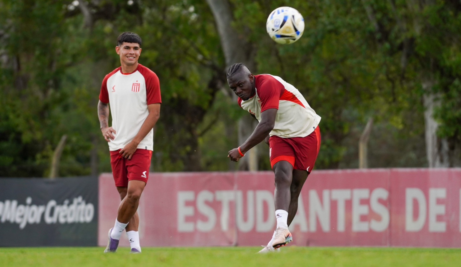 Del Bosque a Santiago: Estudiantes recarga energías y recupera a su 9 para buscar otra estrella
