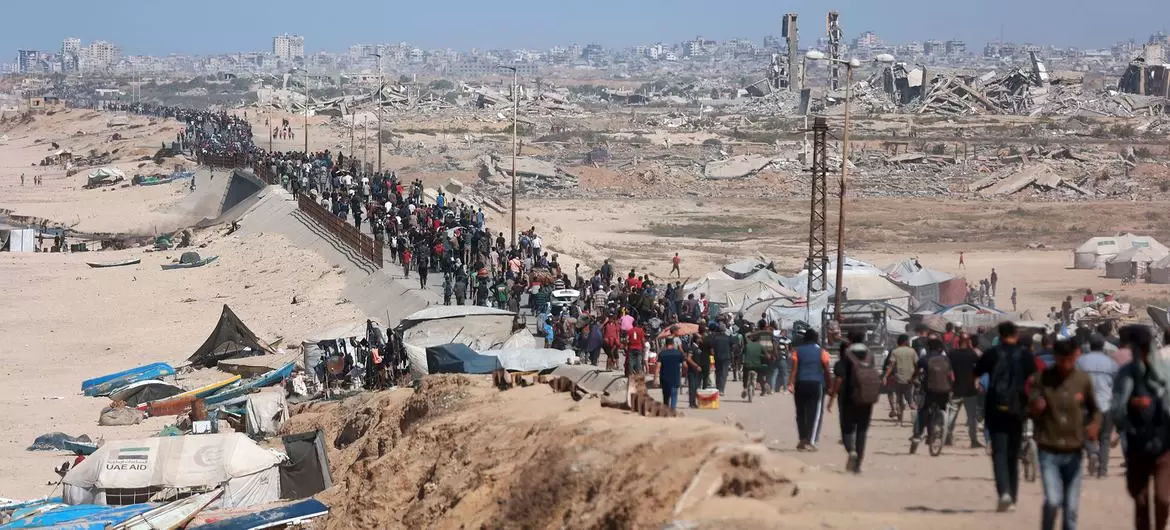 Miles de palestinos vuelven a sus casas en el norte de Gaza