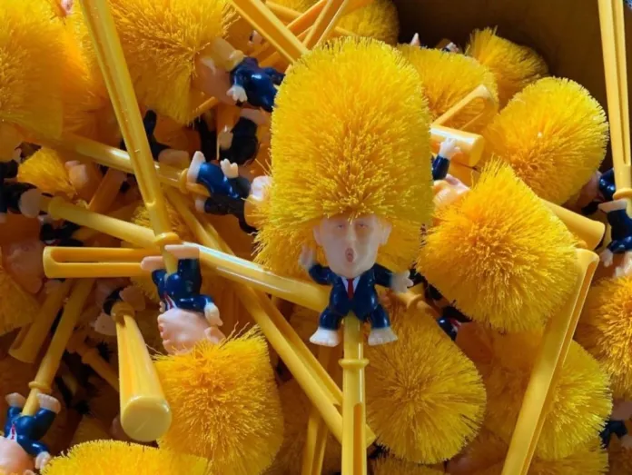 La guerra comercial dispara la venta en China de un cepillo con la cara de Trump