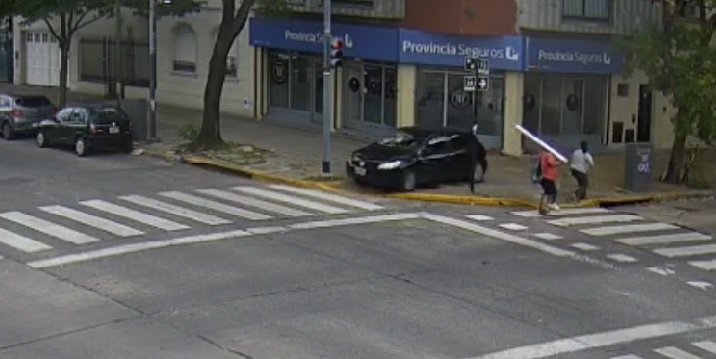 Sobre la vereda y a toda velocidad: dramática persecución de Barrio Norte a San Carlos