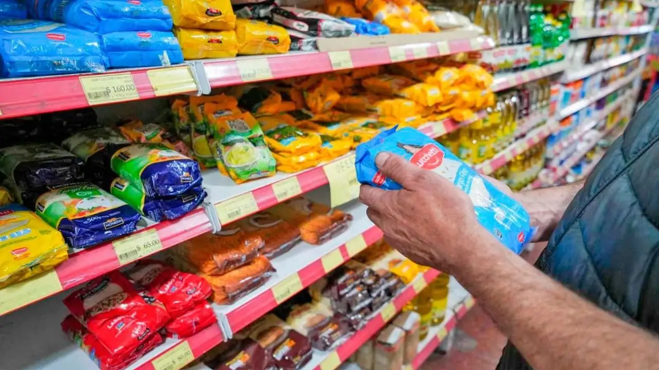 Informe económico: casi la mitad de los argentinos se endeuda para comprar alimentos