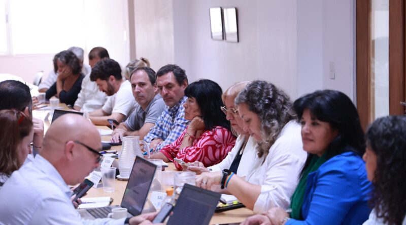 Con la inflación sobre la mesa, el gobierno de Kicillof y gremios comenzaron a discutir paritarias: no hubo oferta