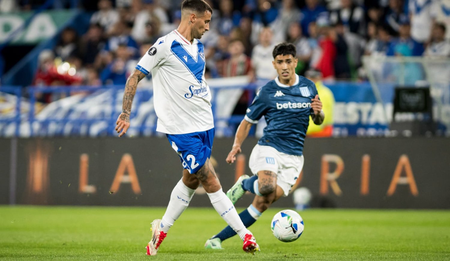 Racing pegó primero, pero el Vélez de Guillermo mantiene viva la serie