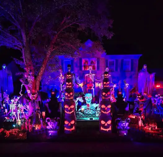 Halloween: un estadounidense busca romper un récord Guinness con un cementerio en su jardín