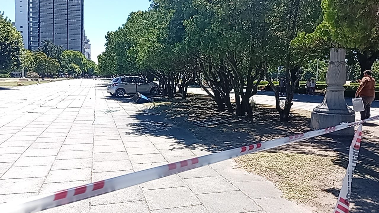 Tragedia en Plaza Moreno: un automovilista muri&oacute; tras descompensarse y chocar contra un &aacute;rbol