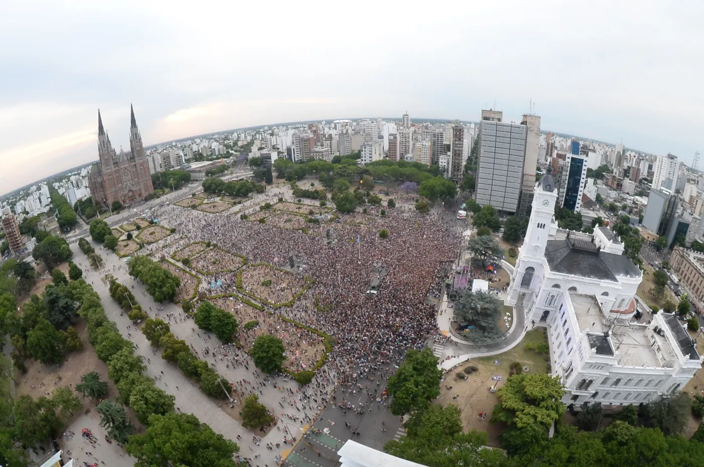 La Plata cumple 142 años y Plaza Moreno se viste de fiesta para celebrar a lo grande