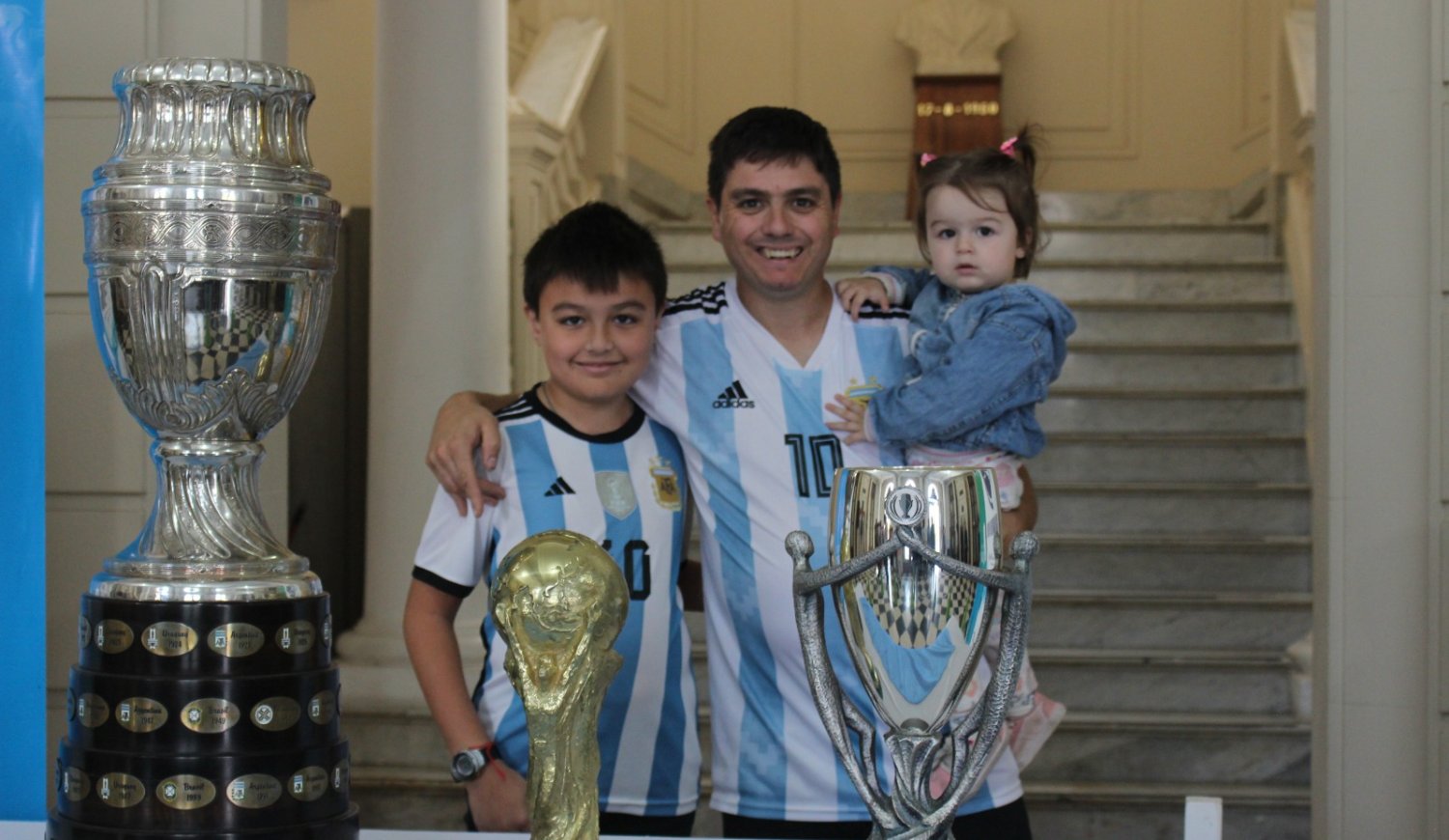 Las copas obtenidas por la Scaloneta llegan a La Plata