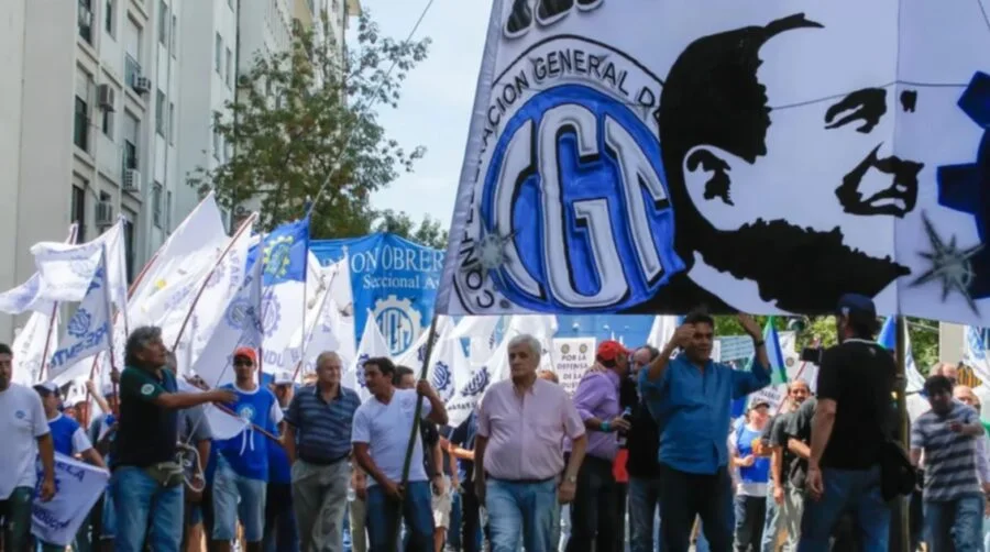 La CGT estalló contra el Gobierno por el decreto que limita el derecho a huelga