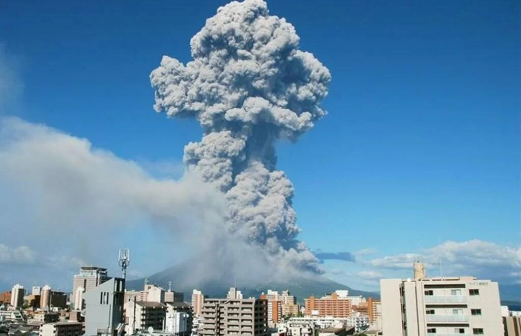 Entró en erupción el volcán Sakurajima en Kyushu, Japón