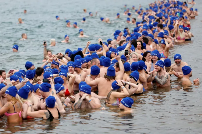 Récord mundial en aguas heladas: más de mil personas se lanzan a un lago en República Checa