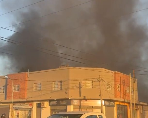 Incendio en un dep&oacute;sito de sanitarios en La Plata: p&eacute;rdidas totales y una cuadra cortada