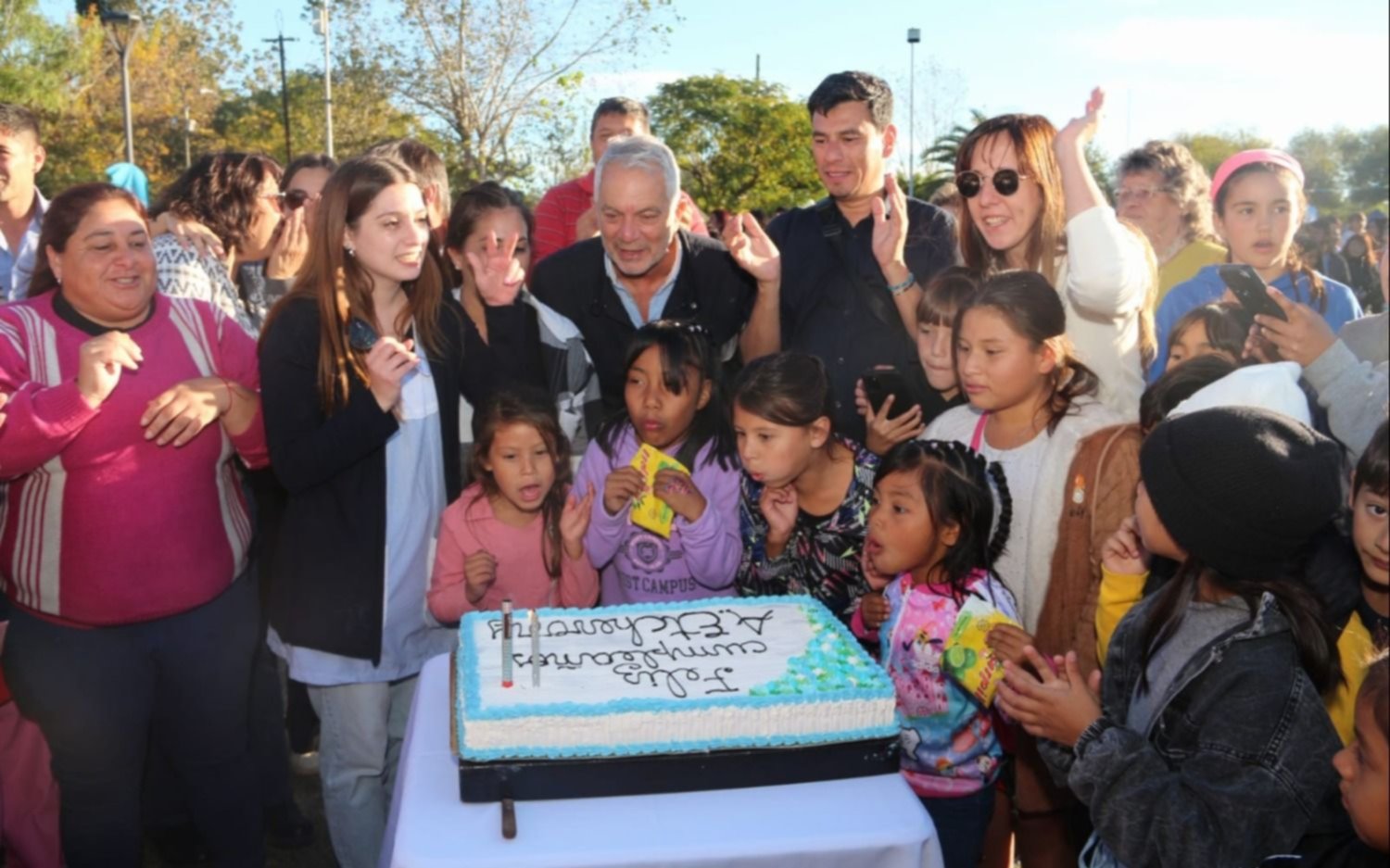 En el aniversario de Etcheverry, Alak anunció 30 cuadras y unas dos mil luminarias nuevas