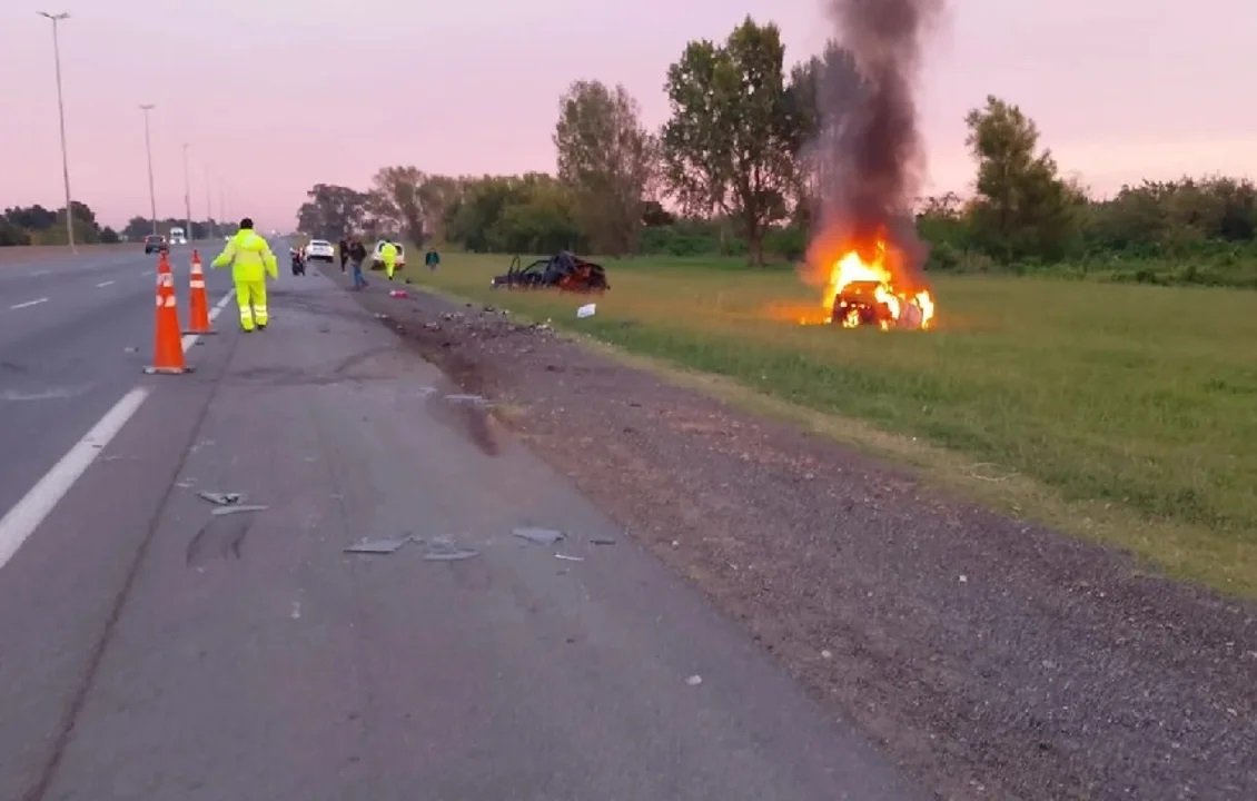 Alcoholizado, chocó contra un auto en la autopista y mató al conductor
