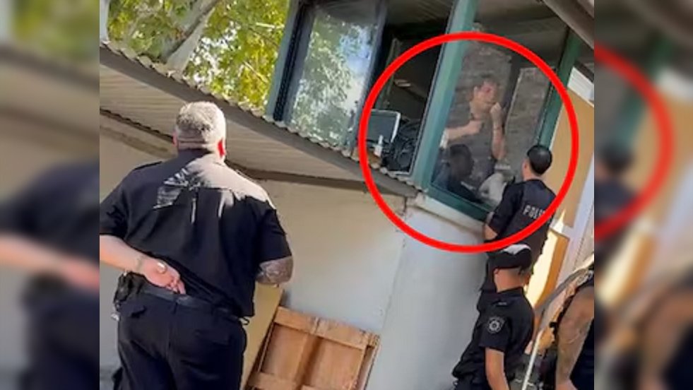 Se atrincheró y se prendió fuego para que le pagaran su sueldo