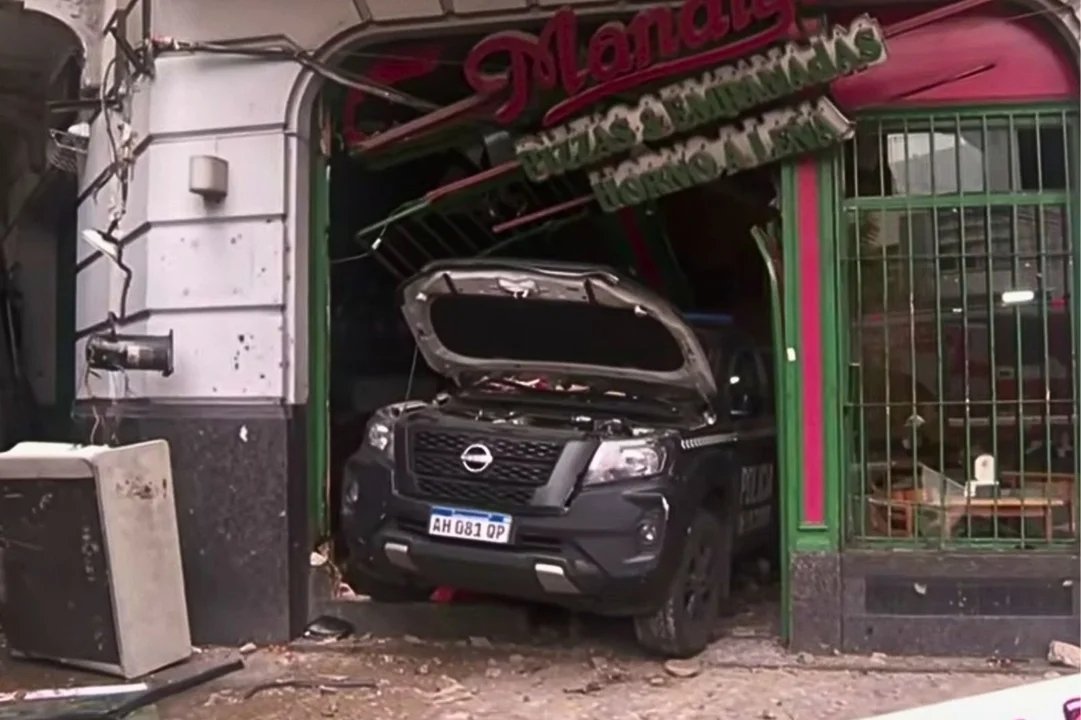 Patrullero destrozó una pizzería tras chocar contra un micro