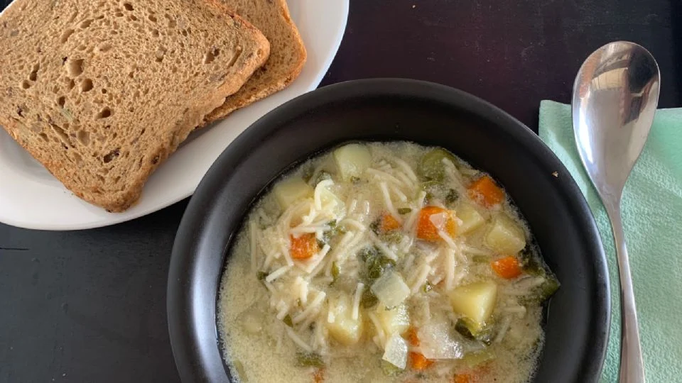 Sopa de verduras casera