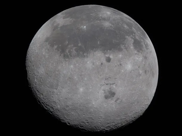 La misión Artemis II de la NASA sobrevoló el lado oscuro de la Luna y captó imágenes inéditas del satélite