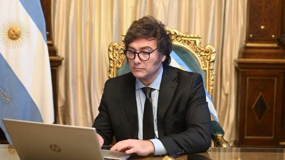 Milei admitió un “trimestre complicado” por la inflación y volvió a respaldar a Adorni