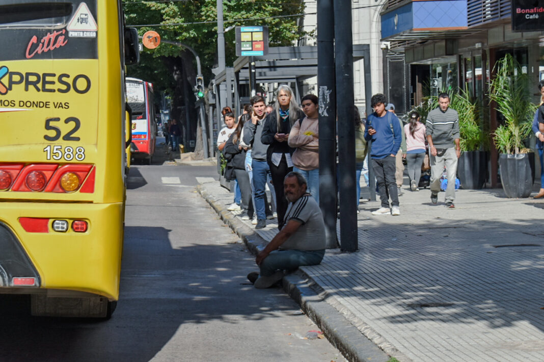 Menos micros y más demora: el recorte golpea todos los días al pasajero