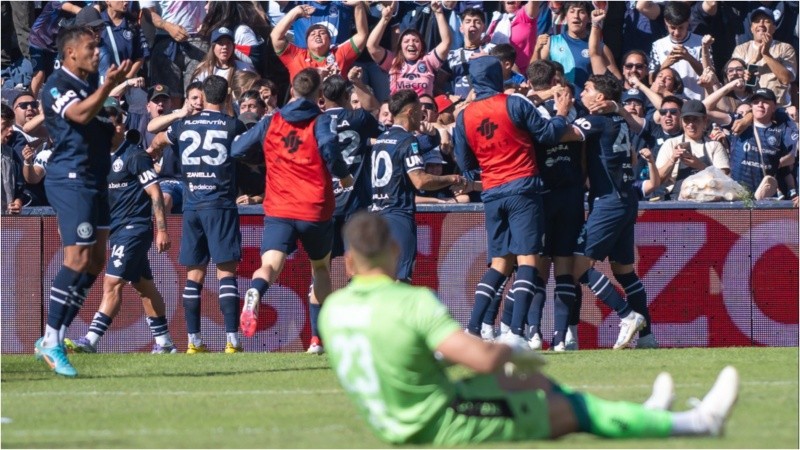 Independiente Rivadavia goleó en el clásico mendocino y se aseguró el primer puesto