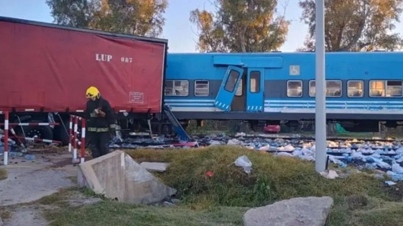 Impactante choque entre un tren y un camión