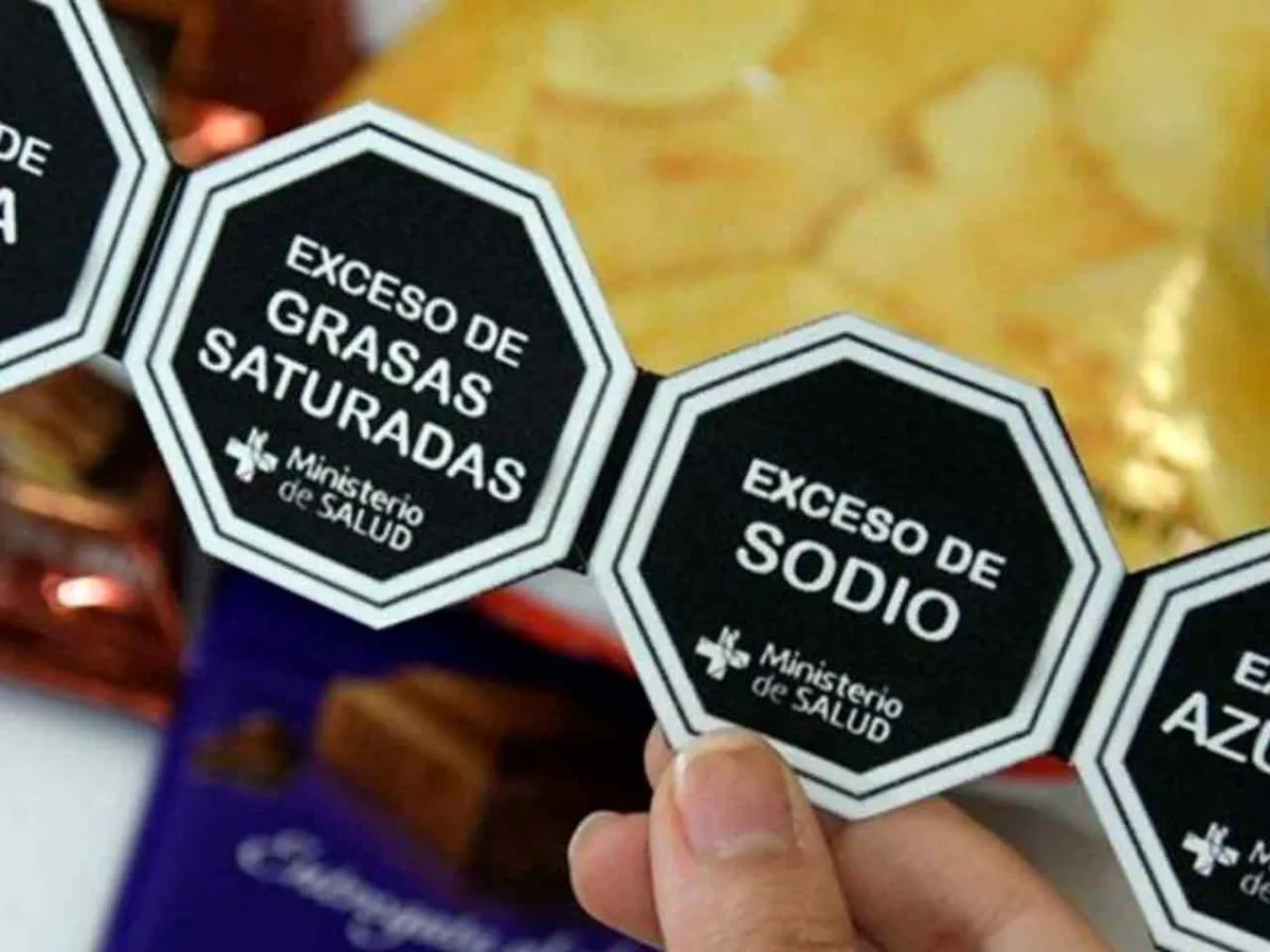 Polémica: Milei busca desregular el etiquetado frontal