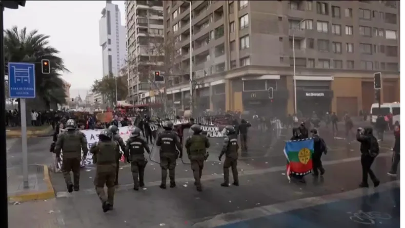 Estudiantes marcharon contra el ajuste de Kast en Chile: represión y enfrentamientos
