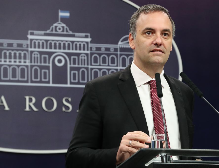 El cuento del pendrive convirtió a Adorni en el político más mencionado de las redes