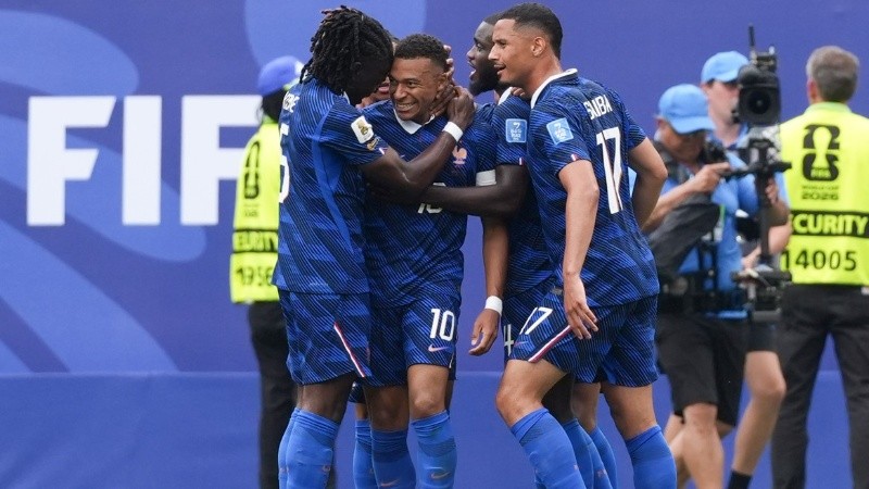 Francia goleó a Irak y se clasificó: Mbappé también marcó un doblete y acecha a Messi