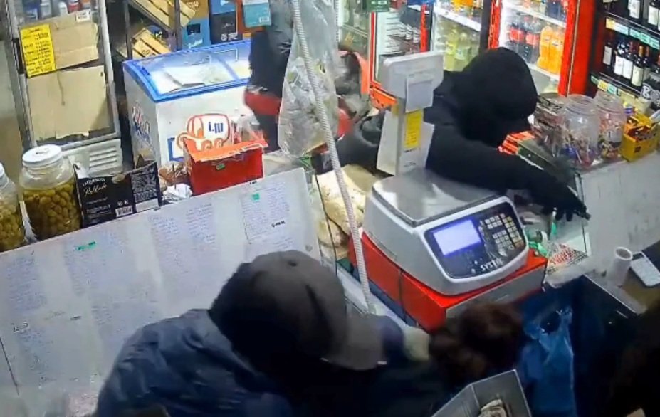 Violento asalto a un comercio: amenazaron con armas a las empleadas