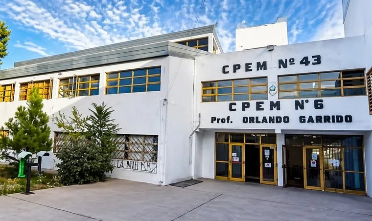 Fue armado a una escuela y le disparó a un compañero
