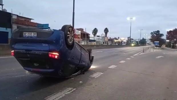 Volcaron y huyeron dejando el auto abandonado