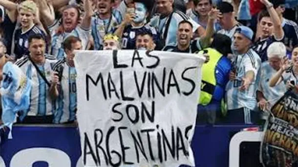 El audio del hincha que ingresó al estadio la bandera sobre Malvinas: "Sacrifiquémosla"