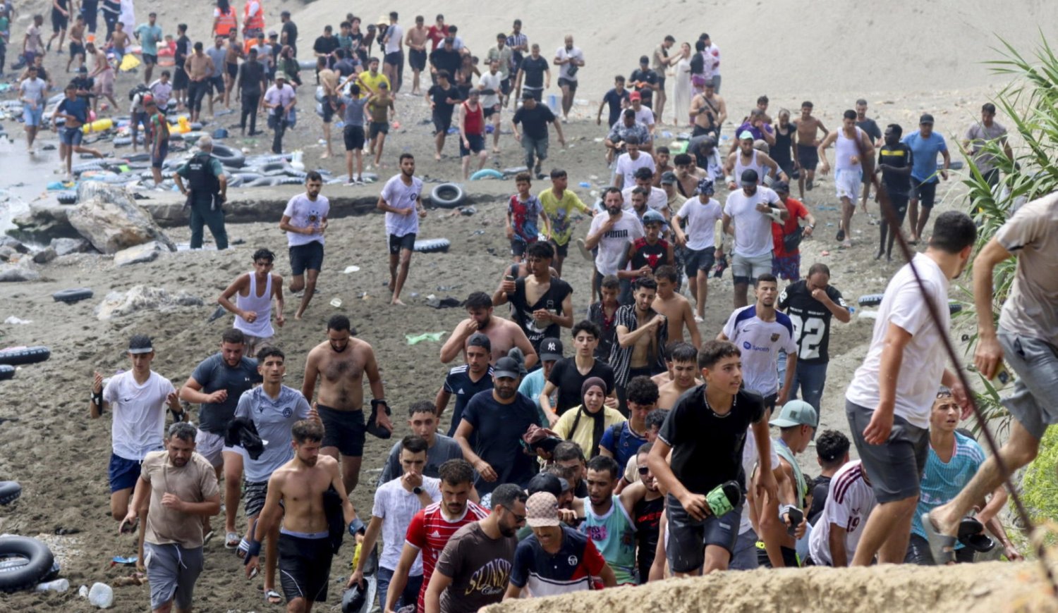 Ceuta sufre un “colapso” con la entrada de miles de migrantes