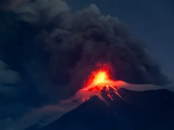 Alerta naranja en Guatemala por el volcán de Fuego: las cenizas alcanzaron los 6.000 metros