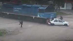 Tren de carga arrolló a un auto con seis tripulantes