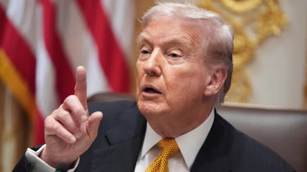 Trump exige la rendición de Irán y lanza una dura advertencia a Omán