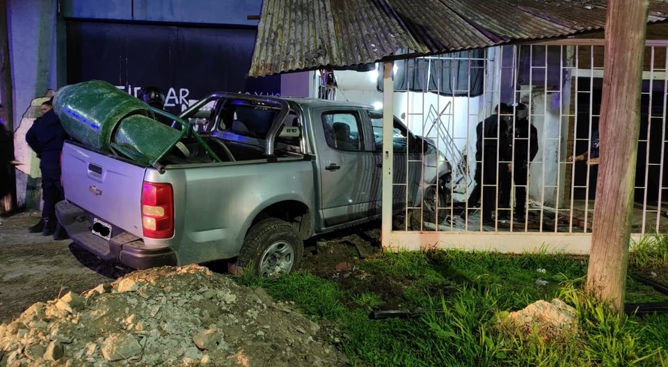 Manejaba borracho, chocó contra una casa y una niña resultó herida