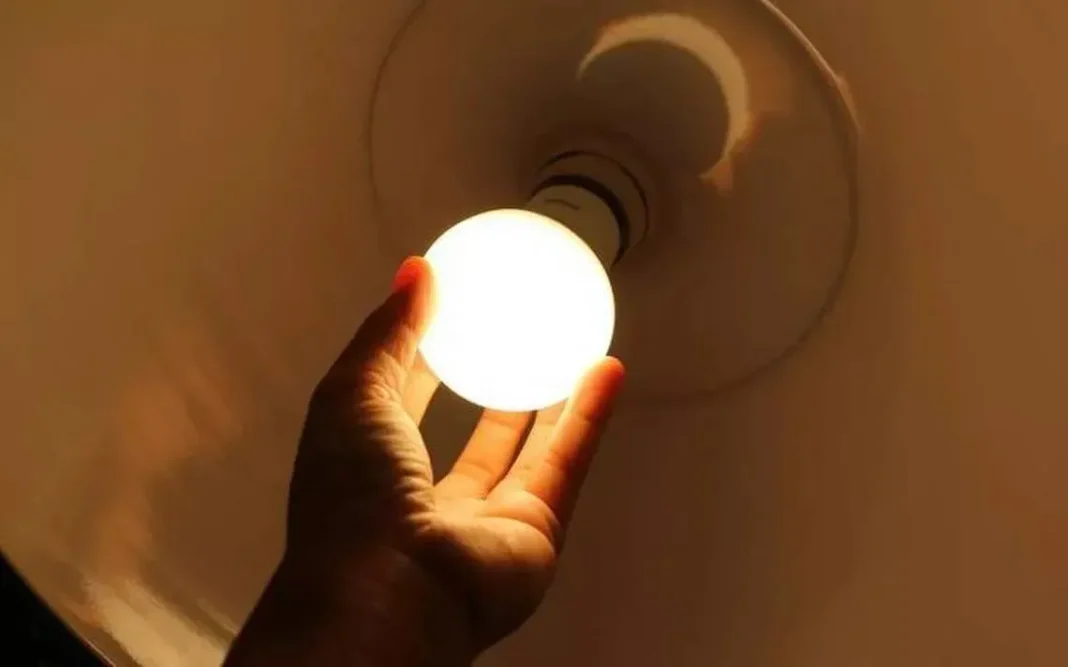 Servicios más caros: Kicillof autorizó un aumento para las tarifas de luz