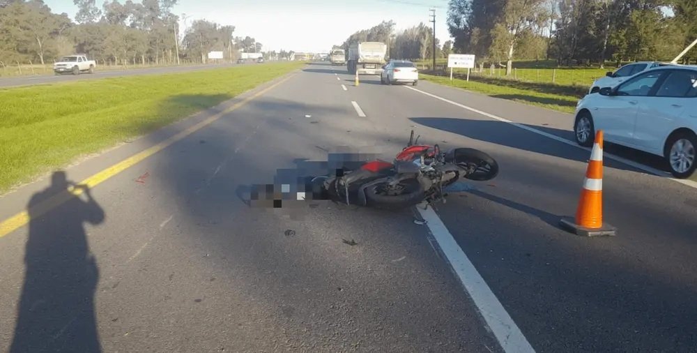 Murió un motociclista tras chocar con un camión en Ruta 2
