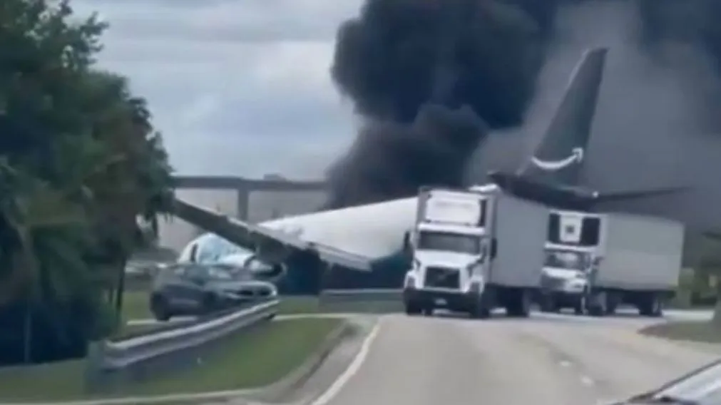 Un avión de carga se despistó y se estrelló cerca del aeropuerto de Miami: hay cinco muertos