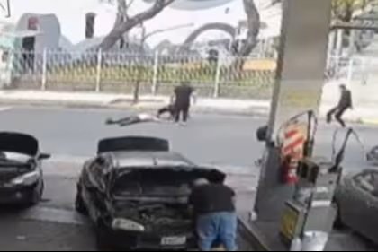 Aberrante crimen: lo mataron con una faca pegada a una muleta