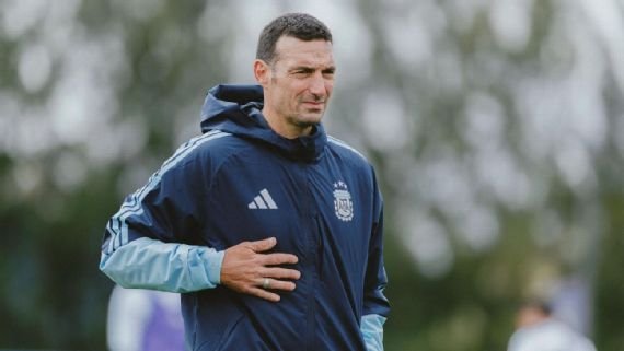 Scaloni charló con Tapia antes del entrenamiento de la Selección Argentina